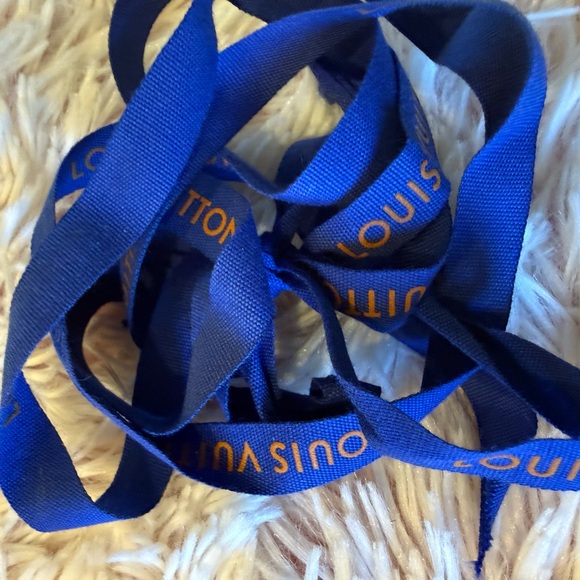 Louis Vuitton Red Ribbon with Gold Lettering - Picture 3 of 3